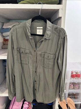 Casual Olive Military-Style women’s Shirt embroidered flowers on back Size Large